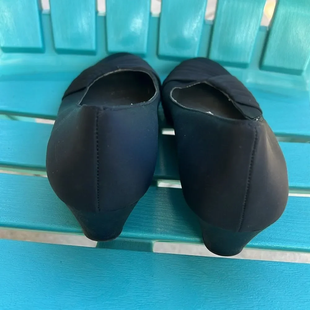 Bandolino Black Wedge Heels - Size 9.5 🌸